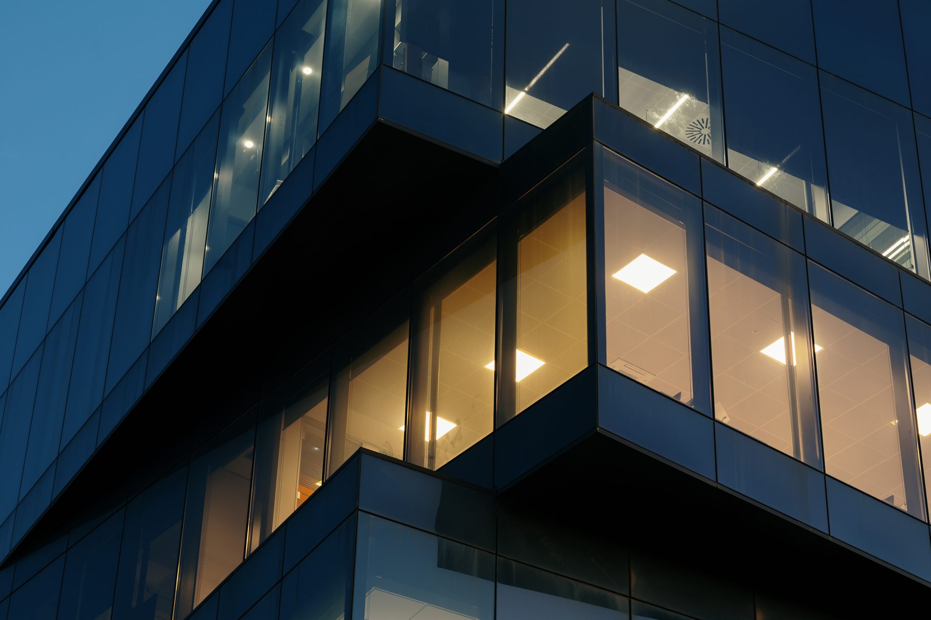 Bürogebäude am Abend, eine Etage noch hell