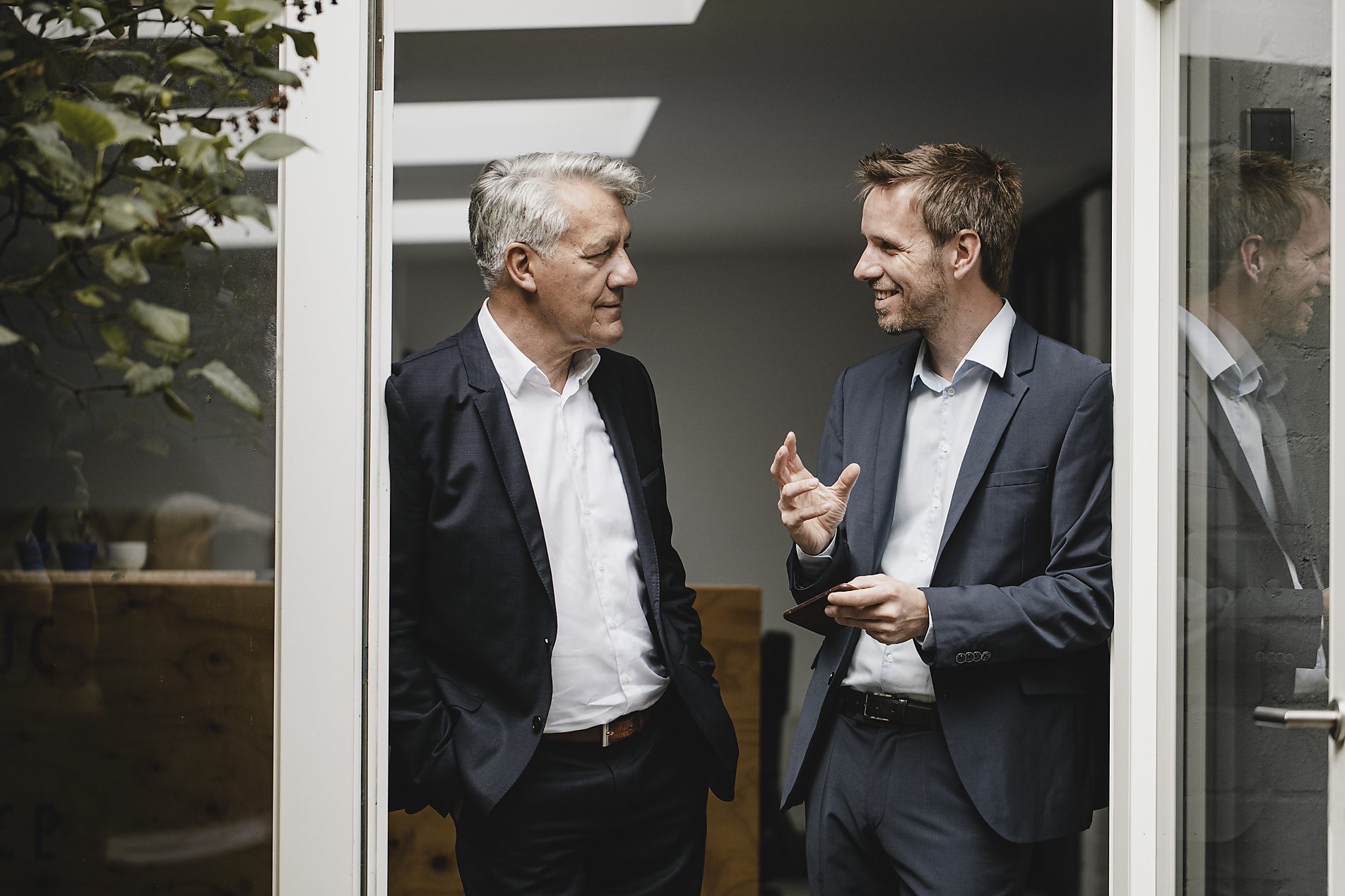 Jannik und Gustav am Tisch, ein Stift