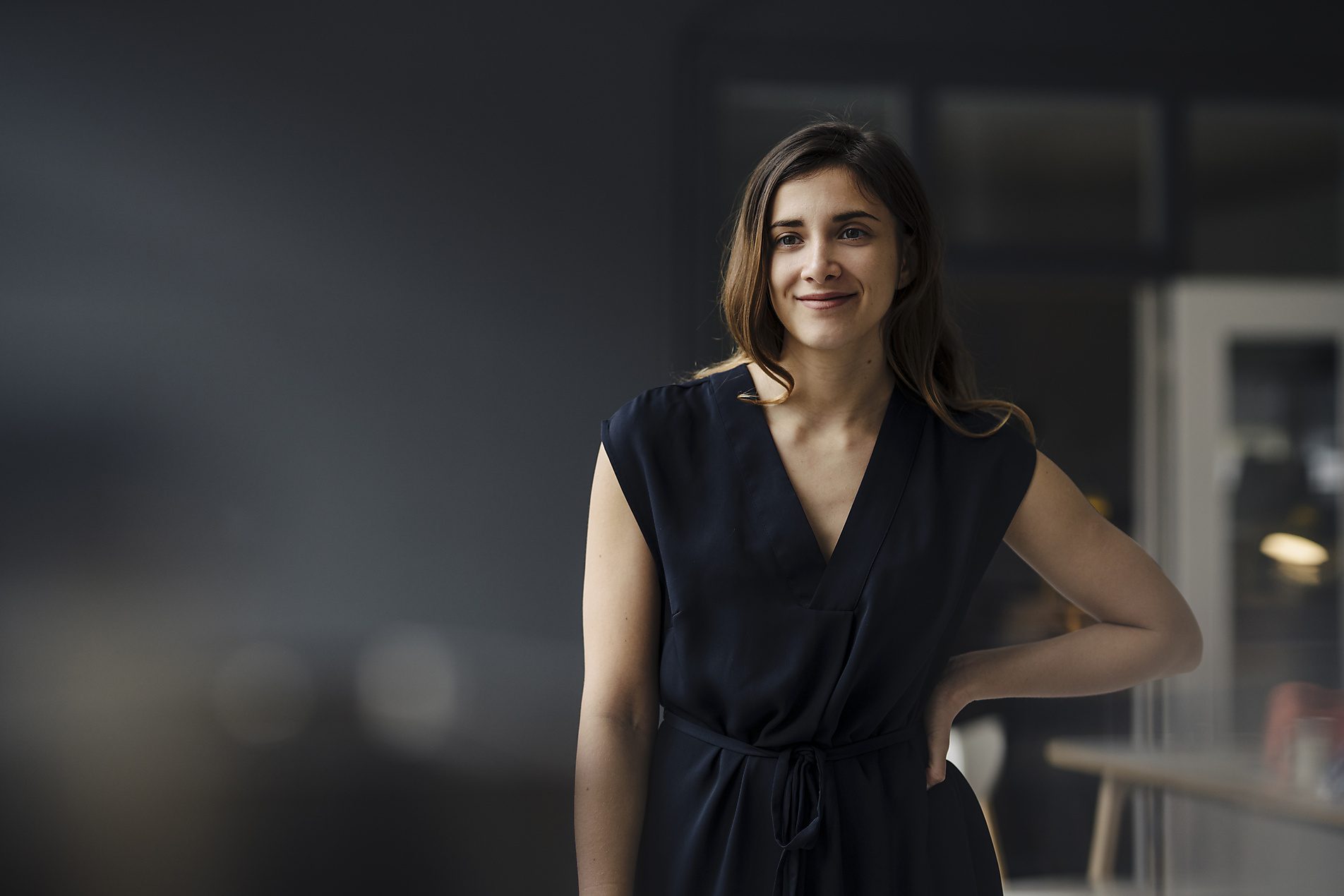 Elif, Hände in den Hüften