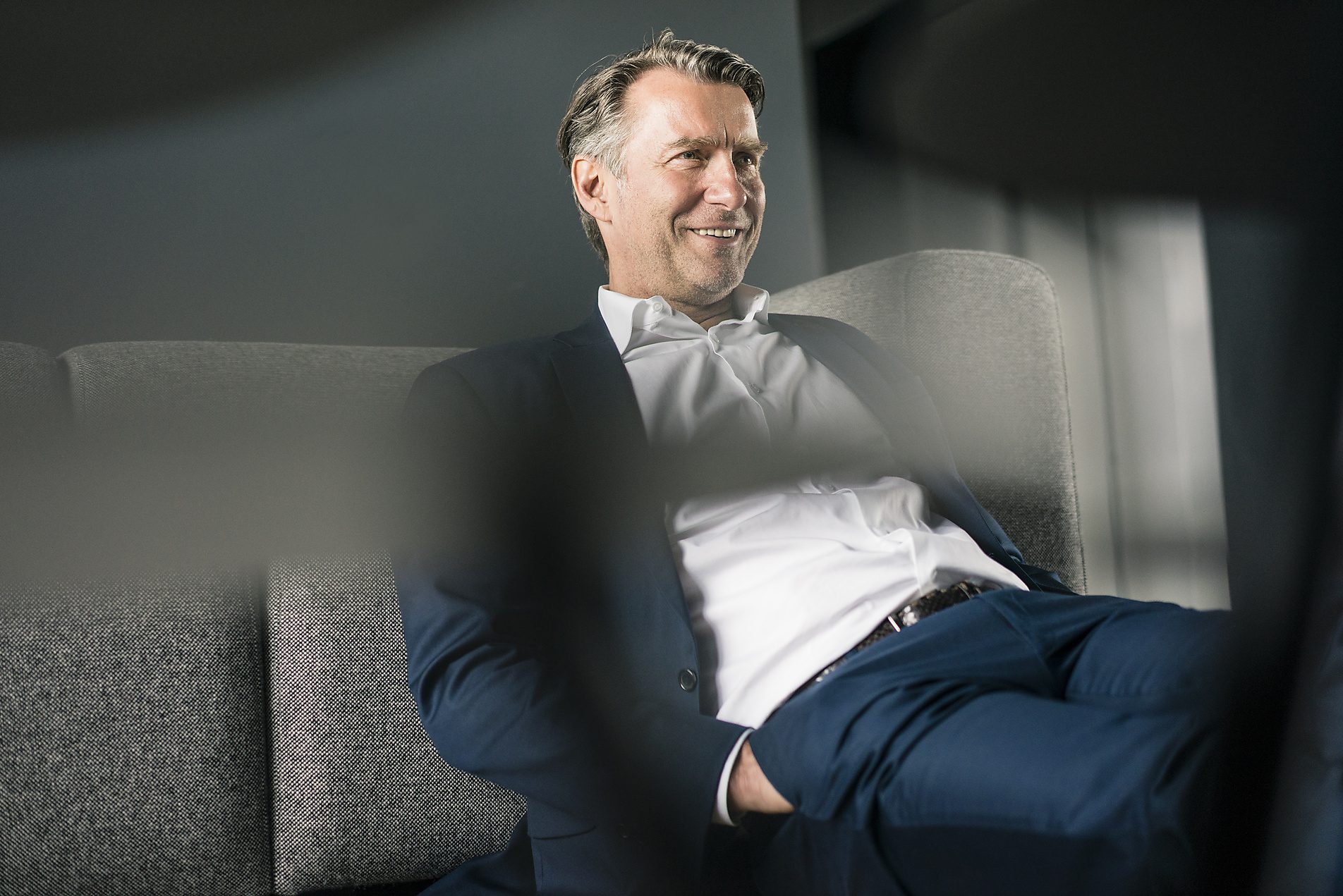 Jaron allein im dunklen Flur